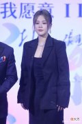【就爱时尚】马思纯的西装穿搭鉴赏黑色西装+牛仔短裤西装