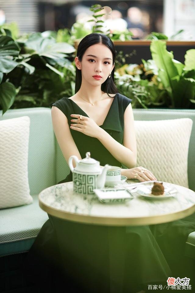 【就爱时尚】周也的黄色造型如何搭配才能让自己的形象变得更加有活力？
