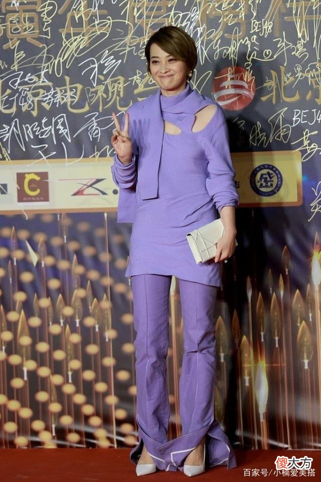 【就爱时尚】借鉴女明星梅婷的优雅穿搭，紫色西服套装提升优雅魅力