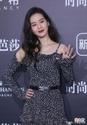 【就爱时尚】白色半高领卫衣+红色灯芯绒长裤运动服怎么搭配？