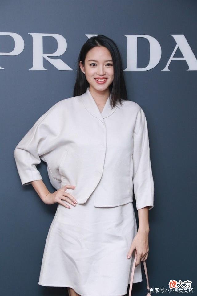 【时尚一点】张梓琳白色造型鉴赏白色西服套装裙，让女性形象更加高级