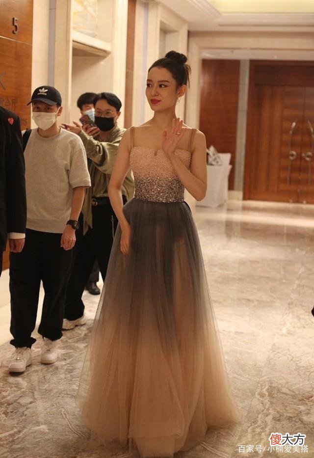 【时尚一点】黑色吊带长裙礼服造型借鉴女明星礼服造型，高级感十足