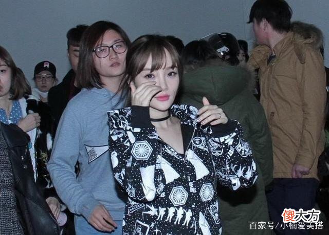【就爱时尚】李小璐的运动装造型分析黑白运动夹克+黑色瑜伽裤