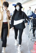 【就爱时尚】李小璐的运动装造型分析黑白运动夹克+黑色瑜伽裤