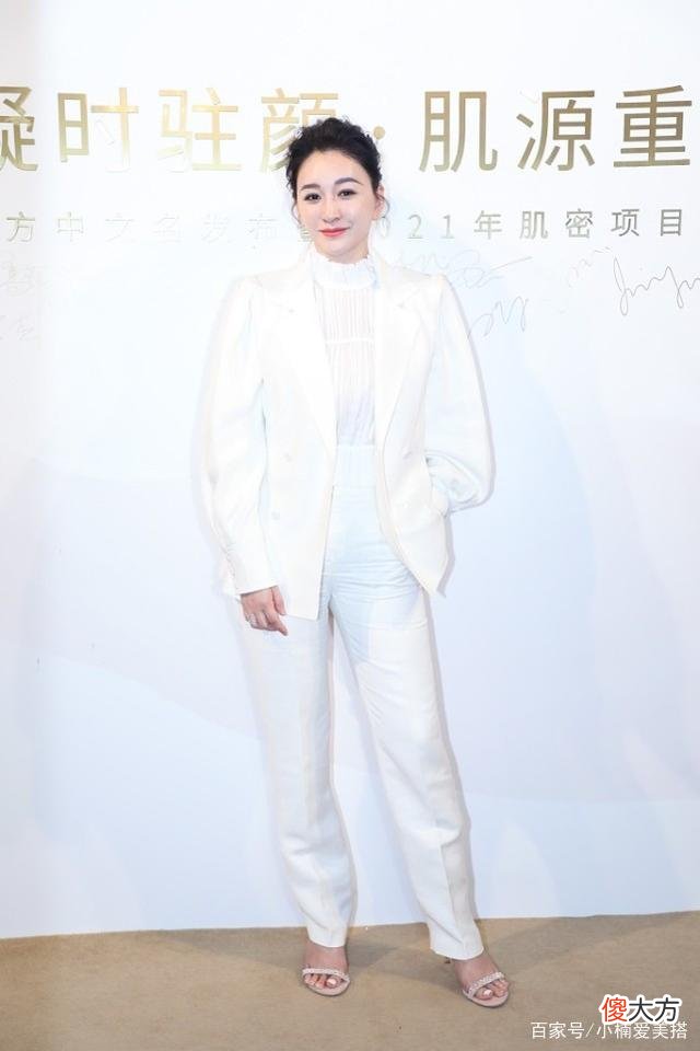 【就爱时尚】黑色西服套装如何提升自身的气场？