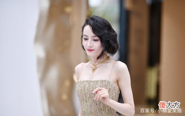 【就爱时尚】女明星迪丽热巴的金色服装造型如何搭配？