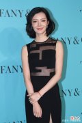 【就爱时尚】黑色连衣裙如何穿搭才能展现出女性魅力？