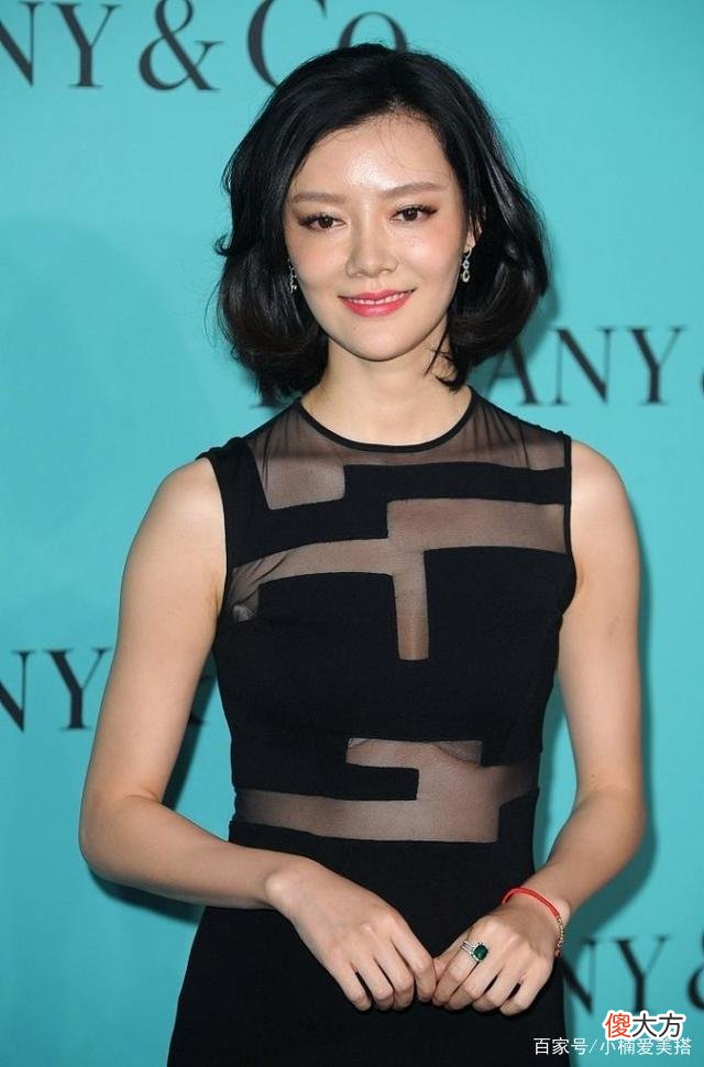 【就爱时尚】黑色连衣裙如何穿搭才能展现出女性魅力？