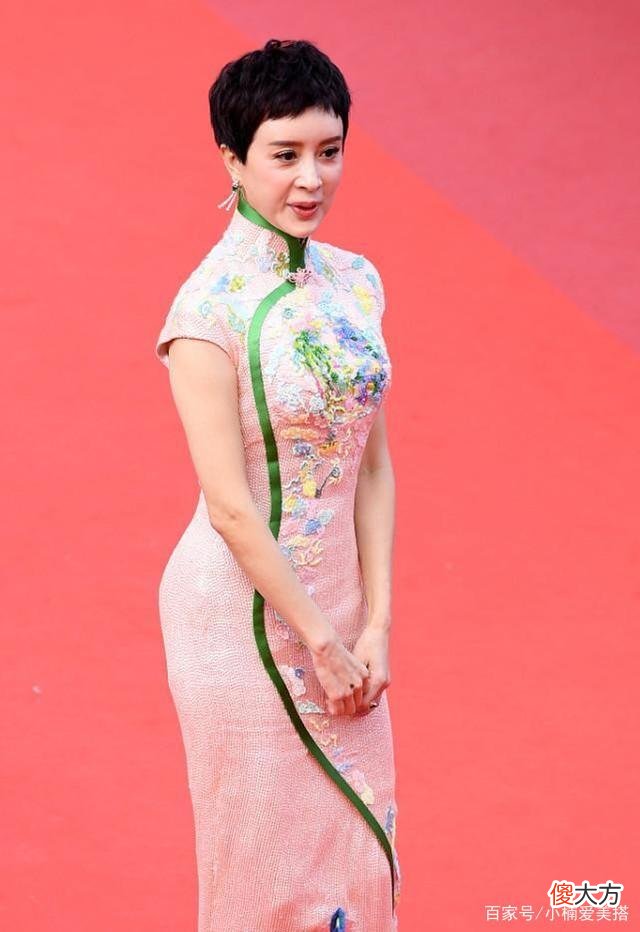 【就爱时尚】紧身背心怎么搭配才能显得更有气质？