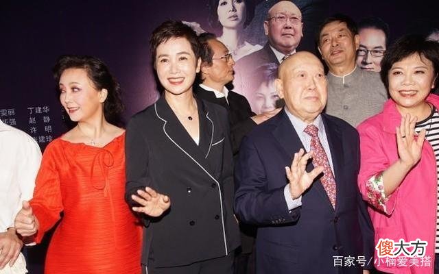 【时尚一点】黑色睡衣式西装造型有哪些搭配技巧？