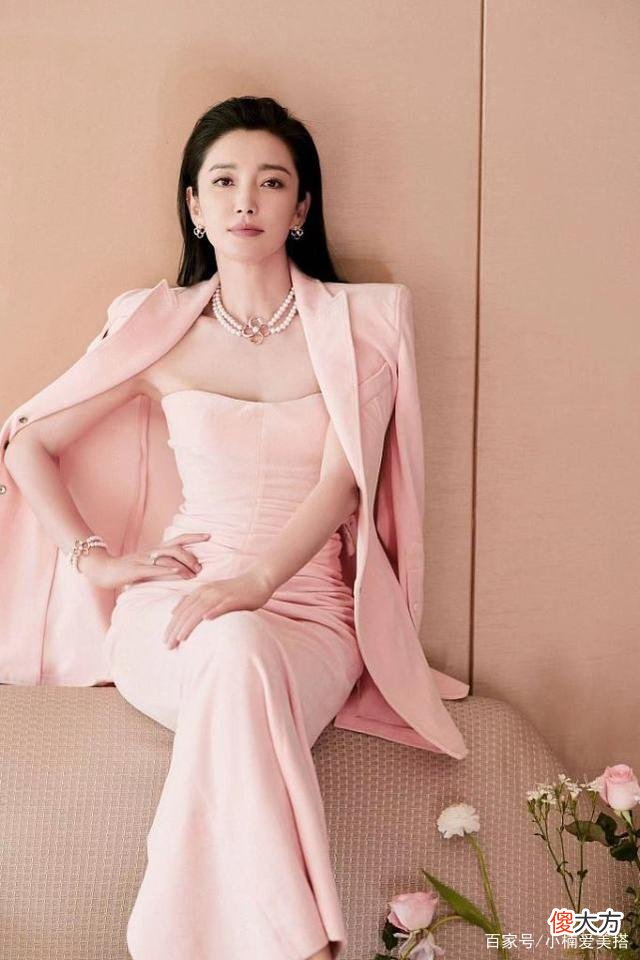 【时尚一点】抹胸裙怎么穿才能展现女性的气质？