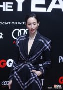 【就爱时尚】张钧甯太有气场了，西装大衣选择深v的设计，让女性更有质感