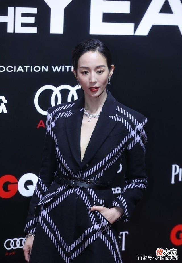【就爱时尚】张钧甯太有气场了，西装大衣选择深v的设计，让女性更有质感