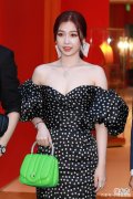 【时尚一点】碎花泡泡袖连衣裙怎么搭配才能展现自己的甜美感