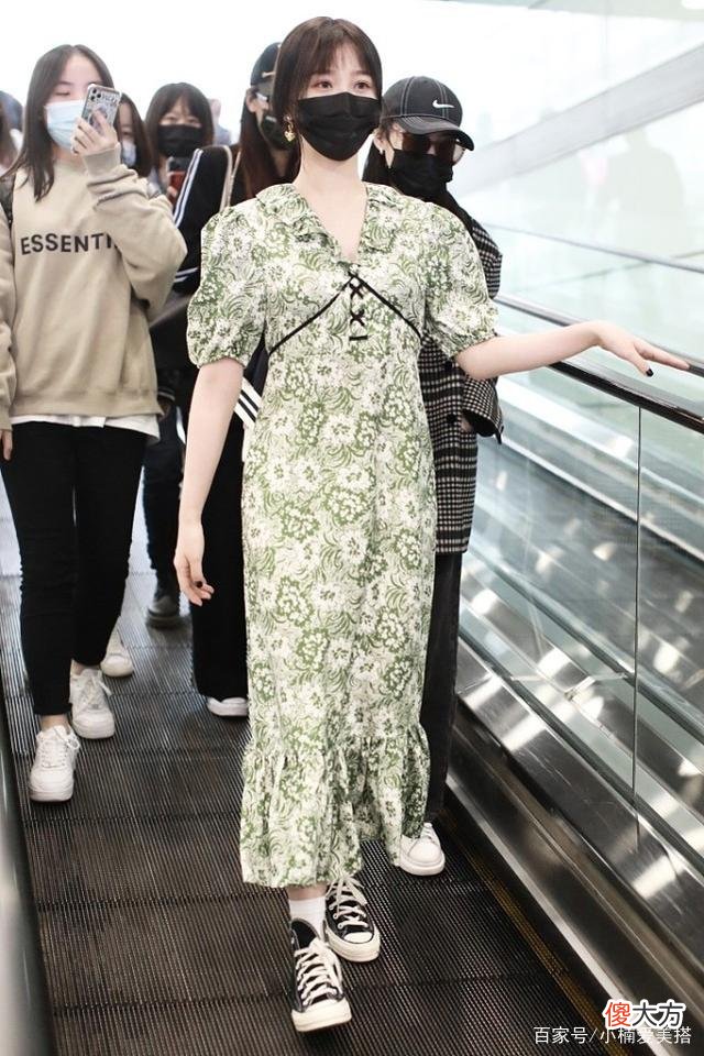 【时尚一点】碎花泡泡袖连衣裙怎么搭配才能展现自己的甜美感