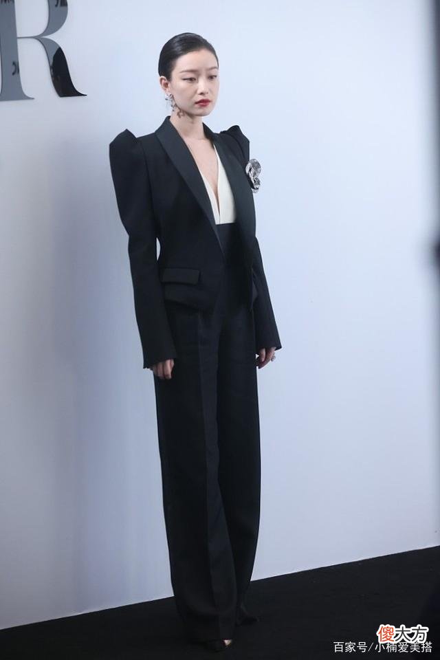 【就爱时尚】倪妮的西装穿搭示范黑色垫肩西装套装，让女人看起来更有气场