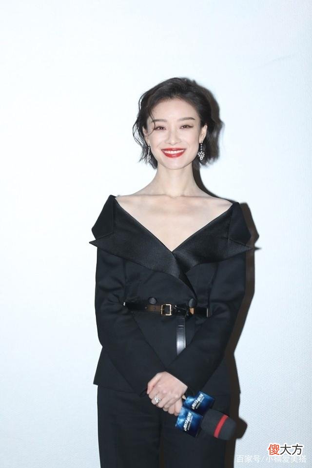 【就爱时尚】倪妮的西装穿搭示范黑色垫肩西装套装，让女人看起来更有气场