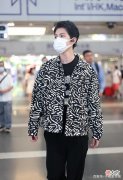 【就爱时尚】陈学冬的印花服装选择黑白涂鸦外套，男士们穿衣也能带点花