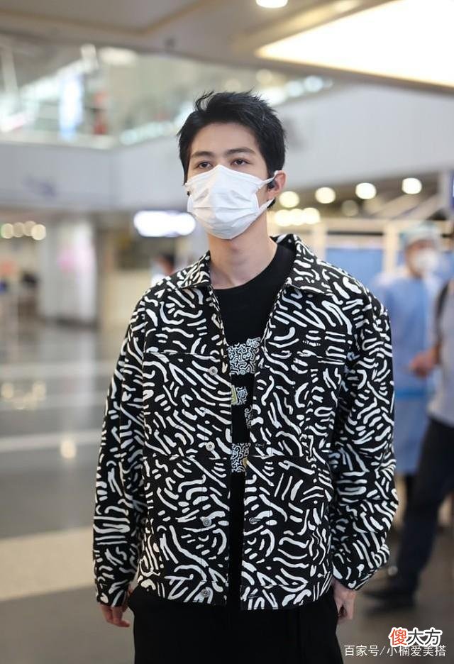 【就爱时尚】陈学冬的印花服装选择黑白涂鸦外套，男士们穿衣也能带点花