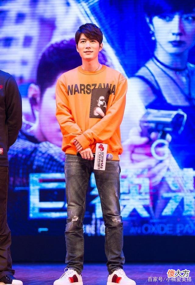 【就爱时尚】陈学冬的印花服装选择黑白涂鸦外套，男士们穿衣也能带点花