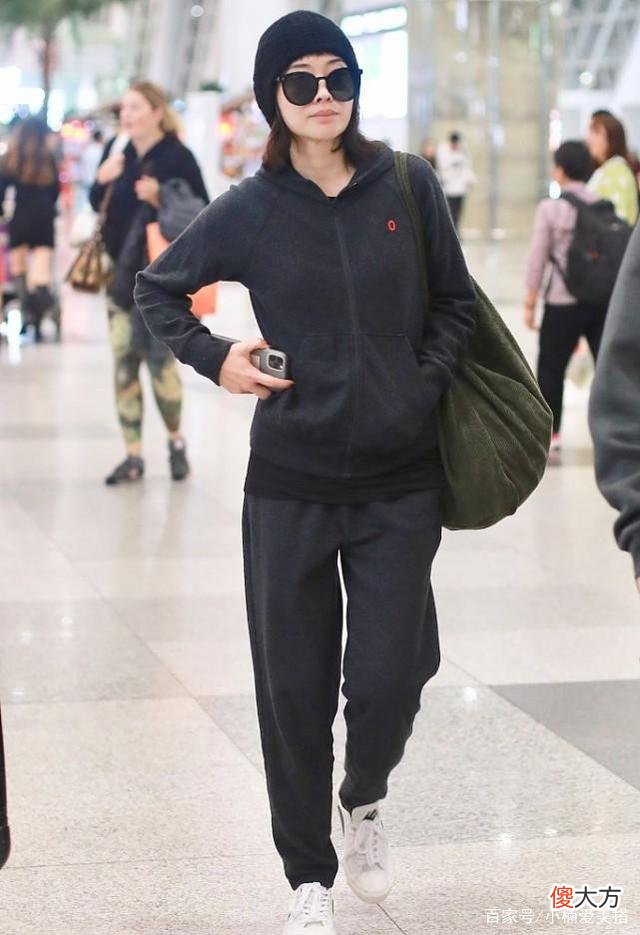 【就爱时尚】浅灰色运动服套装如何搭配？