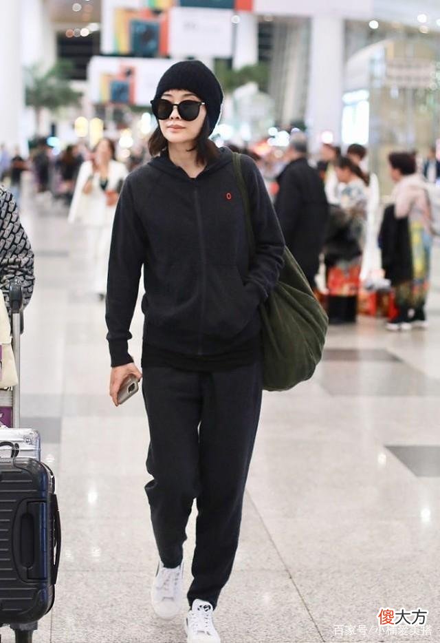 【就爱时尚】浅灰色运动服套装如何搭配？
