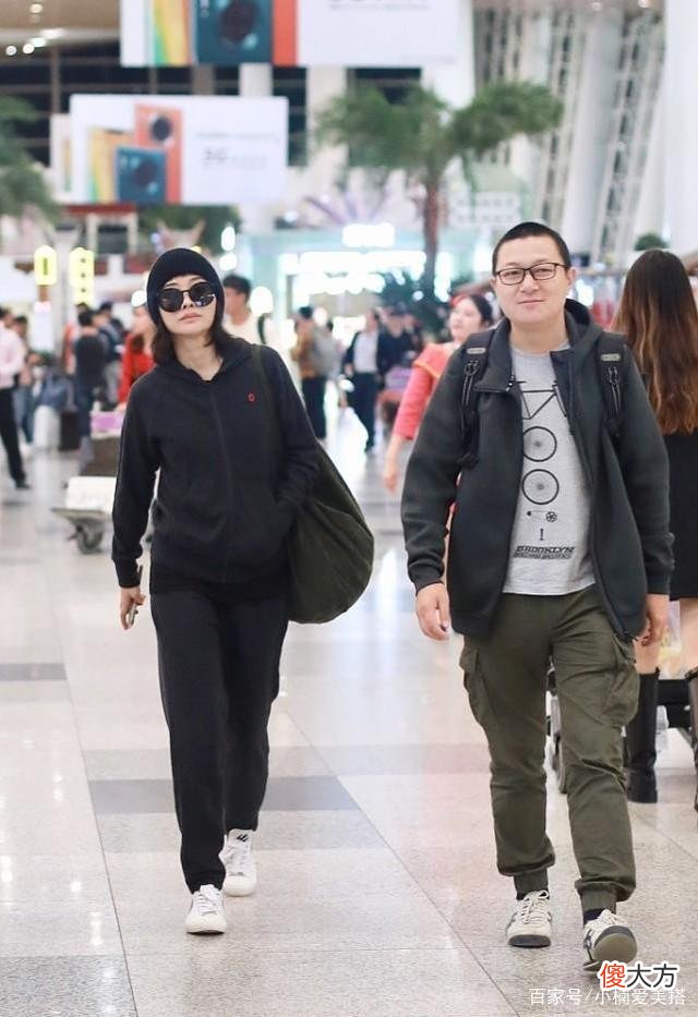 【就爱时尚】浅灰色运动服套装如何搭配？
