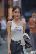 【时尚一点】元气满满的七月套装，单肩衫搭配修身牛仔，轻松成为“焦点”！