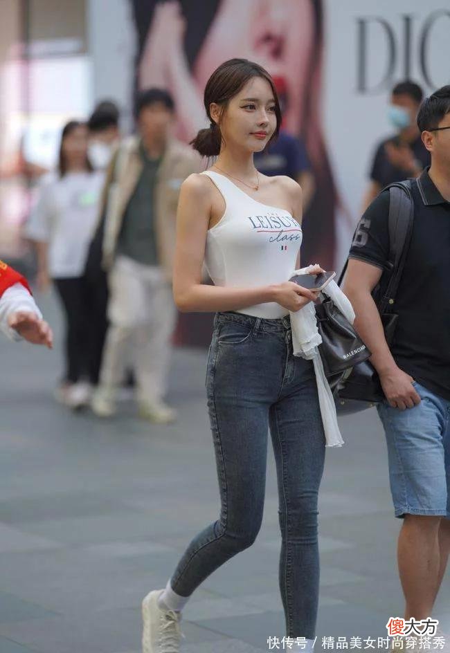 【时尚一点】元气满满的七月套装，单肩衫搭配修身牛仔，轻松成为“焦点”！