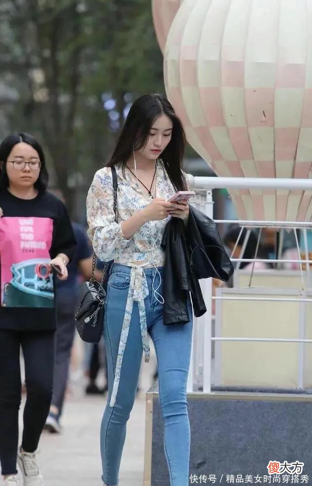 【就爱时尚】正点靓女穿搭紧身牛仔裤 性感迷人 街拍美图合集分享展示