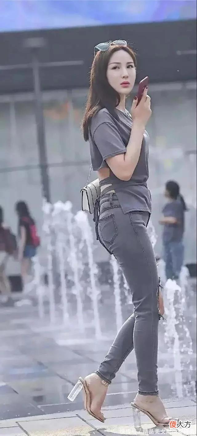 【就爱时尚】正点靓女穿搭紧身牛仔裤 性感迷人 街拍美图合集分享展示