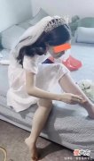 【就爱时尚】穿着婚纱的女子，在闺房等待新郎来接的时候，手持刮胡刀剃腿毛