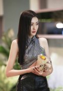 【时尚一点】张天爱身材越来越瘦，穿啥都是空荡荡，网友：头大身小的假人模特
