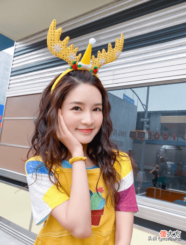 【时尚一点】李沁晒圣诞美照，“夏衣冬穿”引热议，颜值高才是王道