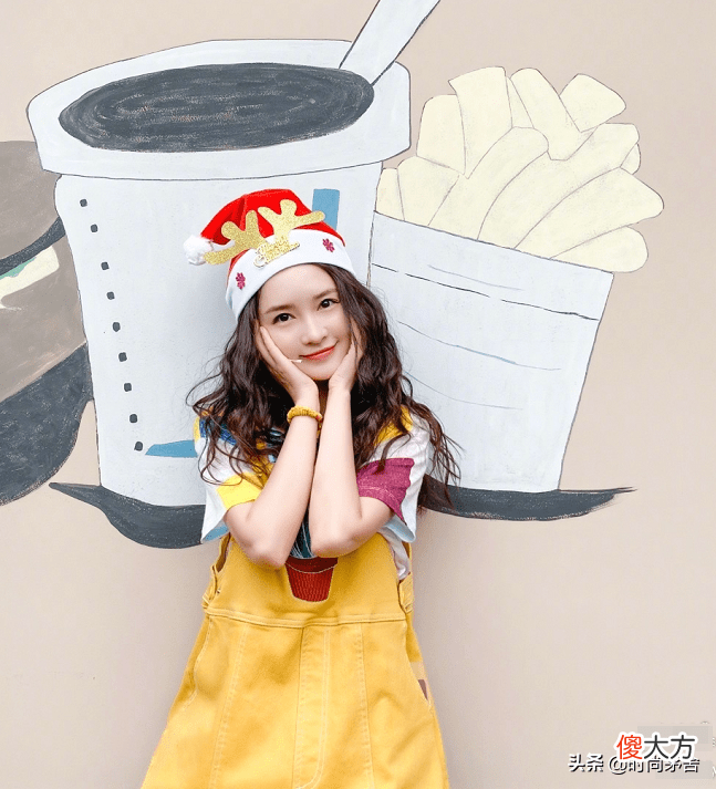 【时尚一点】李沁晒圣诞美照，“夏衣冬穿”引热议，颜值高才是王道