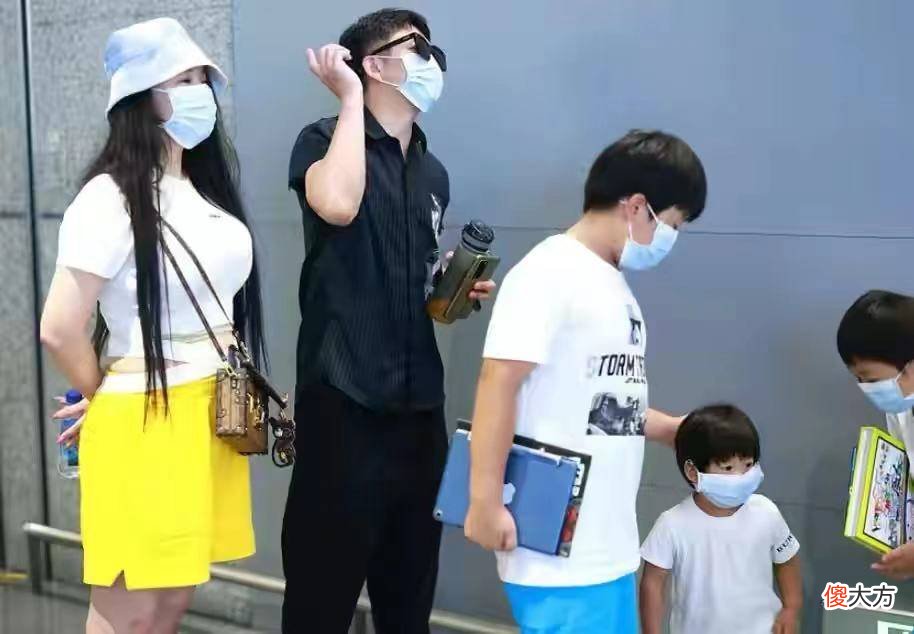 【时尚一点】孙俪开豪车送女儿上课，看背影孙俪的私服搭配，又以休闲装为主