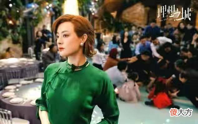 【时尚一点】孙俪开豪车送女儿上课，看背影孙俪的私服搭配，又以休闲装为主