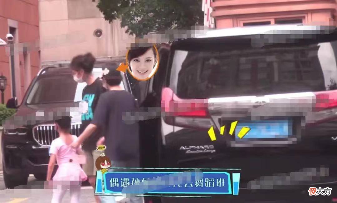 【时尚一点】孙俪开豪车送女儿上课，看背影孙俪的私服搭配，又以休闲装为主