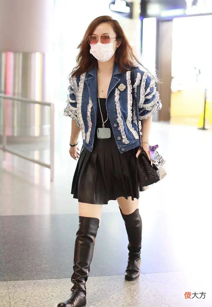 【时尚一点】孙俪开豪车送女儿上课，看背影孙俪的私服搭配，又以休闲装为主