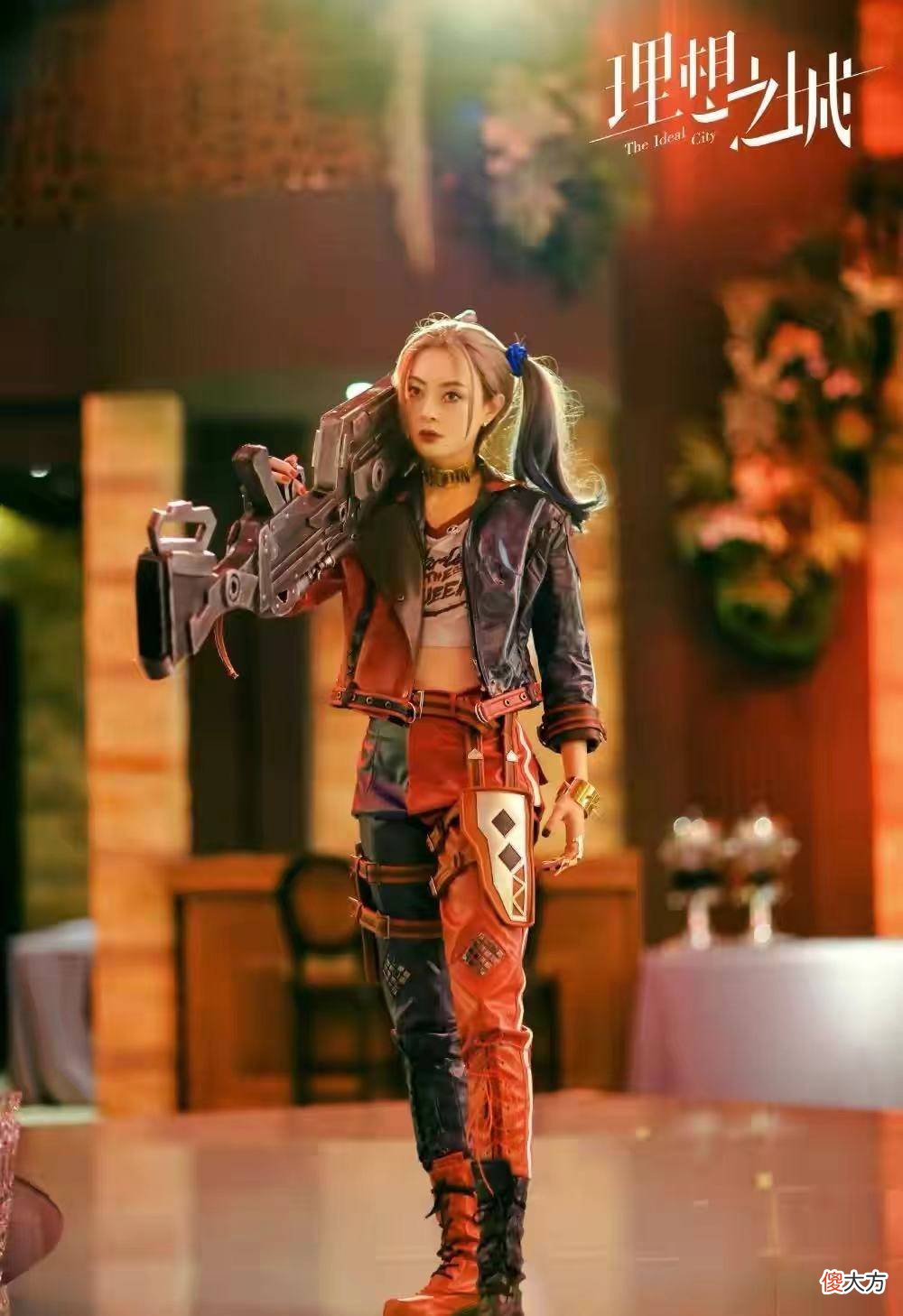 【时尚一点】孙俪开豪车送女儿上课，看背影孙俪的私服搭配，又以休闲装为主