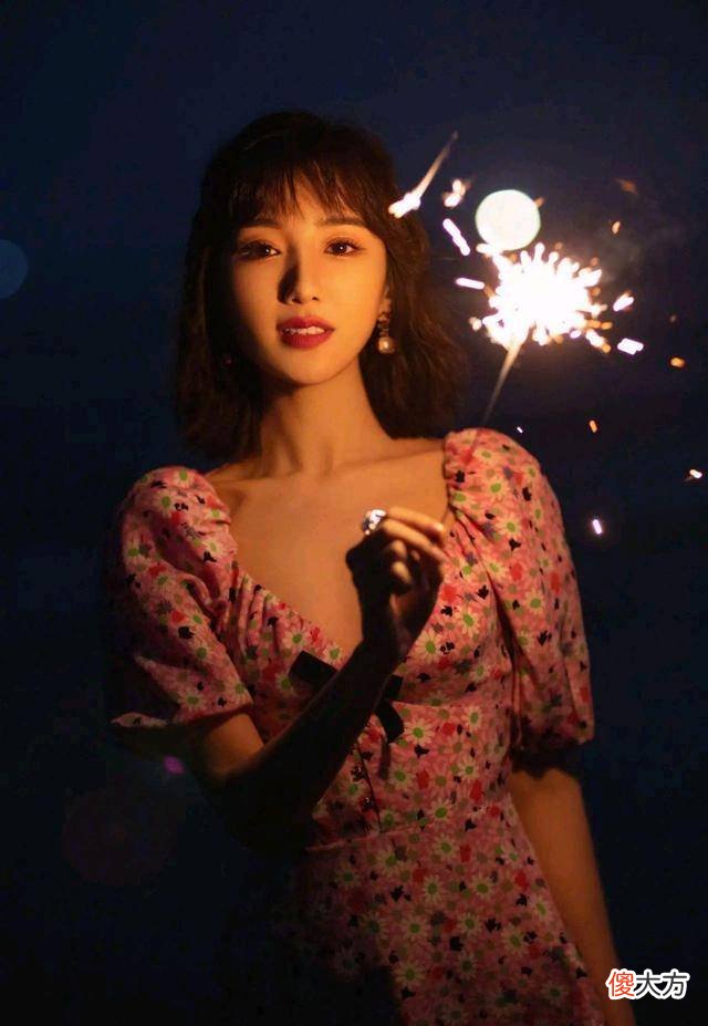 【时尚一点】毛晓彤新造型，复古厂花造型，满满的少女感不说，而且相当有水平
