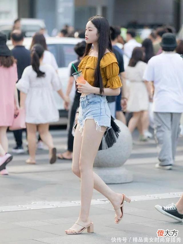 【时尚一点】气质不凡的小姐姐，，简约中绽放自信，网友：魅力十足