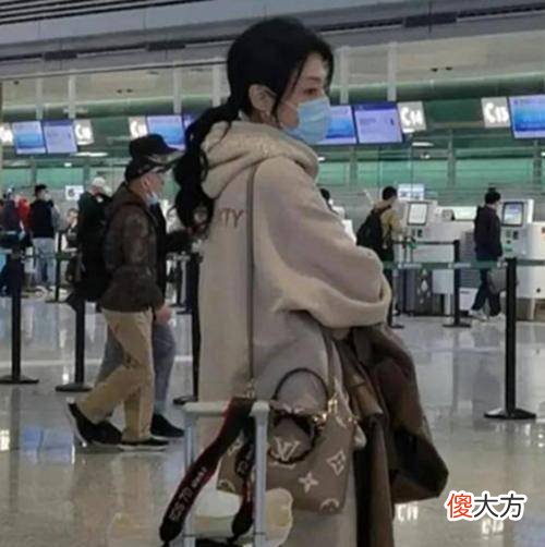 【时尚一点】54岁周涛身穿米色连帽卫衣，减龄的同时却倍显高级