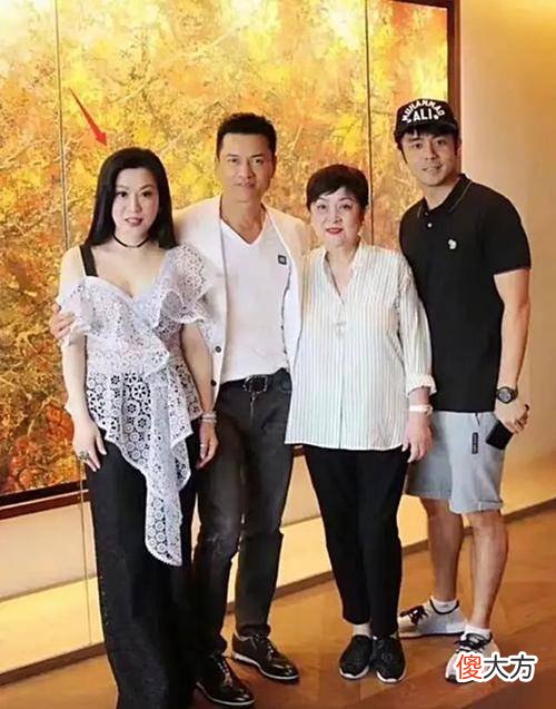 【时尚一点】杨晓娟的“上长下短”搭配技巧，和关之琳同框也不输