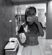 【就爱时尚】嫁入豪门的张嘉倪仍不服老，双马尾配齐刘海，双马尾真抢镜