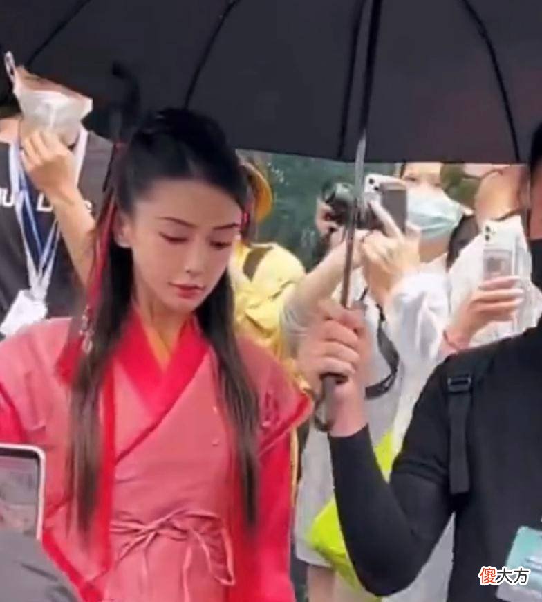 【时尚一点】欧阳娜娜《萌探2》路透来袭，赵灵儿pk林月如，谁更完美