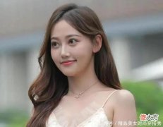 【就爱时尚】小姐姐气质是越来越好金色连衣裙配一双金色的尖头高跟鞋女人味足