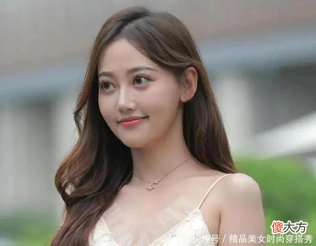 【就爱时尚】小姐姐气质是越来越好金色连衣裙配一双金色的尖头高跟鞋女人味足
