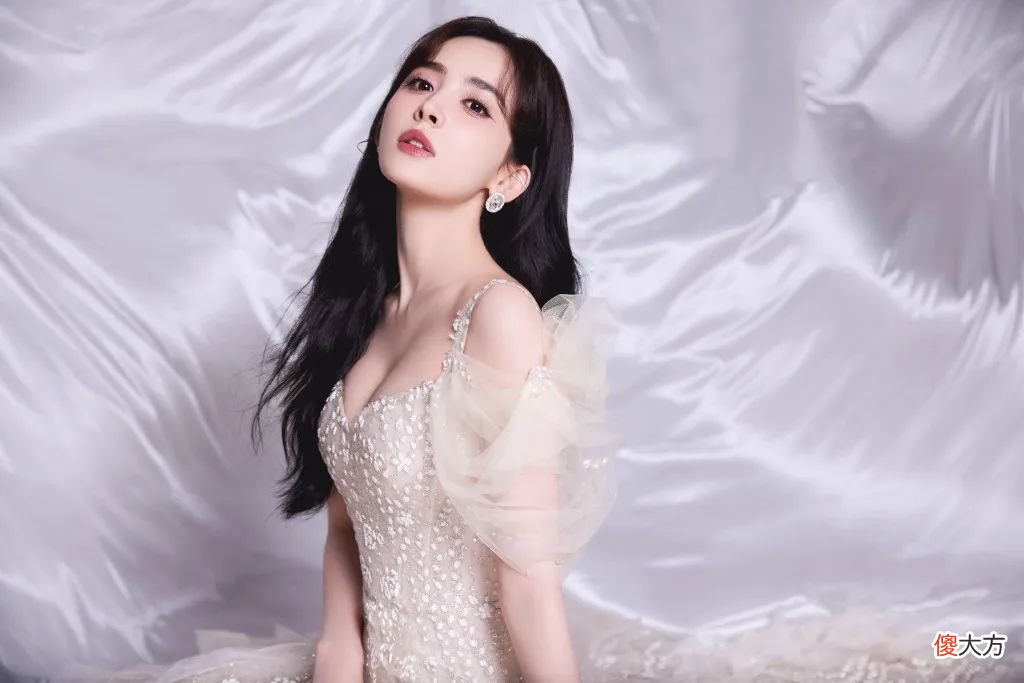 【就爱时尚】娜扎直播好萌，一袭白色鱼尾纱裙穿出仙女范，连空气也变甜了