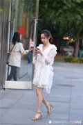 【时尚一点】深灰色的一字带细跟凉鞋，8厘米的高度很好穿，搭配白色连衣裙